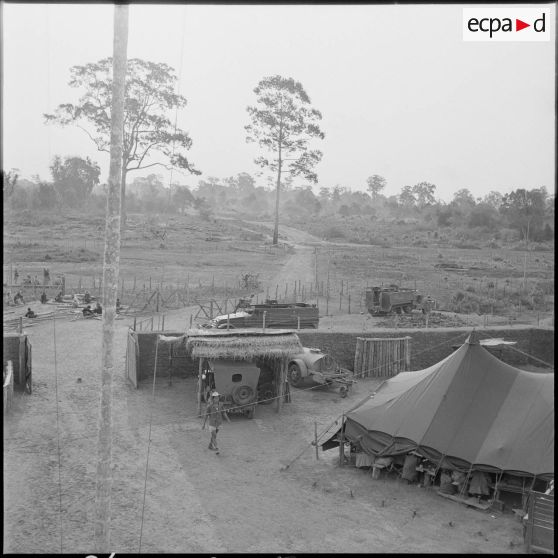 1 Damber : entrée du poste ; vue intérieure du poste au premier plan. [description provisoire]