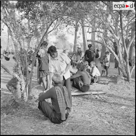 Distribution de tracts pendant la séance de propagande dans un poste de regroupement de la région de Damber. [description provisoire]