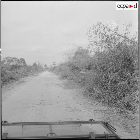 11 à 15 La piste de Damber à la Route Nationale : travaux de débroussaillage et de dégagement. [description provisoire]