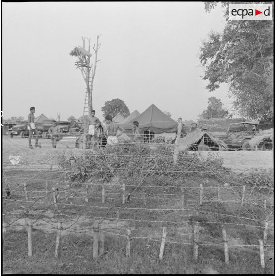 16 à 17 Aménagement en cours d'un vaste camp provisoire au carrefour des pistes de Damber et de Chong Chéach. [description provisoire]