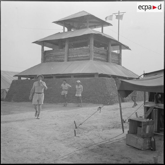 2 à 3 Poste de Damber : La tour centrale et un blockhaus. [description provisoire]