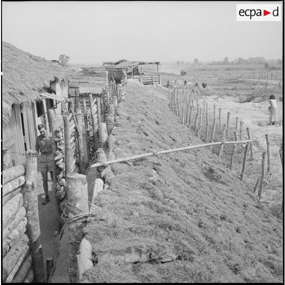 20 à 22 L'enceinte du poste de Chong Chéach. [description provisoire]