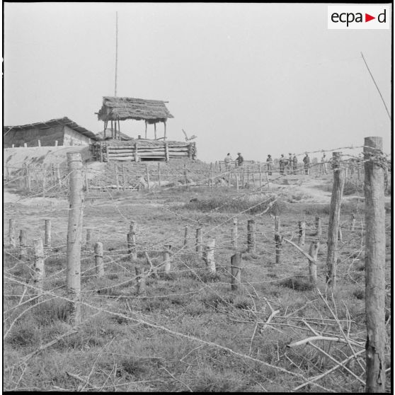 23 Poste de Chong Chéach : emplacement du guet, protégé par plusieurs réseaux de barbelés successifs. [description provisoire]