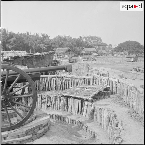 24 Un des canons du poste de Chong Chéach : canon M97 de 75 mm. [description provisoire]