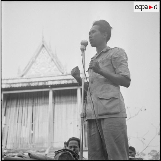 25 à 26 Poste de Chong Chéach. Discours du "Balatsrok" à la population. [description provisoire]