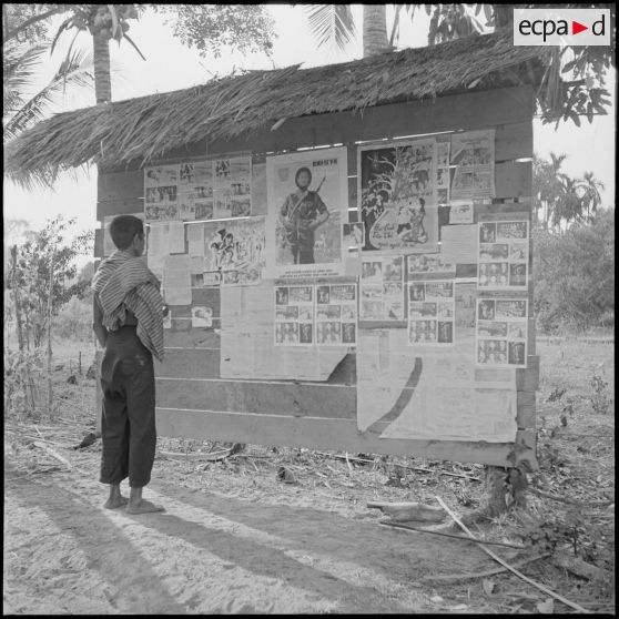 27 Poste de Chong Chéach. Un Cambodgien lit le panneau d'informations. [description provisoire]