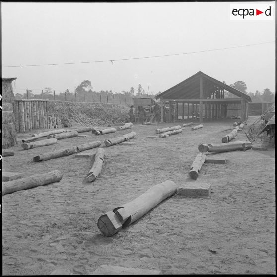 5 Poste de Damber : troncs d'arbre et matériaux prêts pour la construction d'un barraquement. [description provisoire]