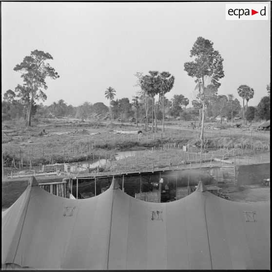 6 Poste de Damber : la piste d'accès conduisant au poste. [description provisoire]