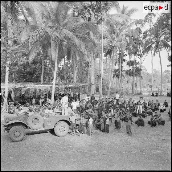 8 à 10 Poste de Damber. Séance de propagande et de musique par le "Balatsrok" dans l'enceinte de la pagode. [description provisoire]