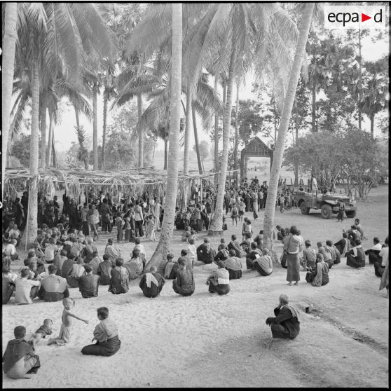Séance de propagande et de musique par le ""Balastrok"" dans l'enceinte de la pagode au poste de Damber ; la population s'est rassemblée. [description provisoire]