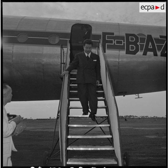1 Le roi du Cambodge, M. Norodom Sihanouk, descend les marches de l'avion, à son arrivée à Pochentong. [description provisoire]