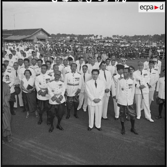 2 Les autorités civiles et militaires, cambodgiennes et françaises venues accueillir le roi du Cambodge à l'aérodrome. [description provisoire]