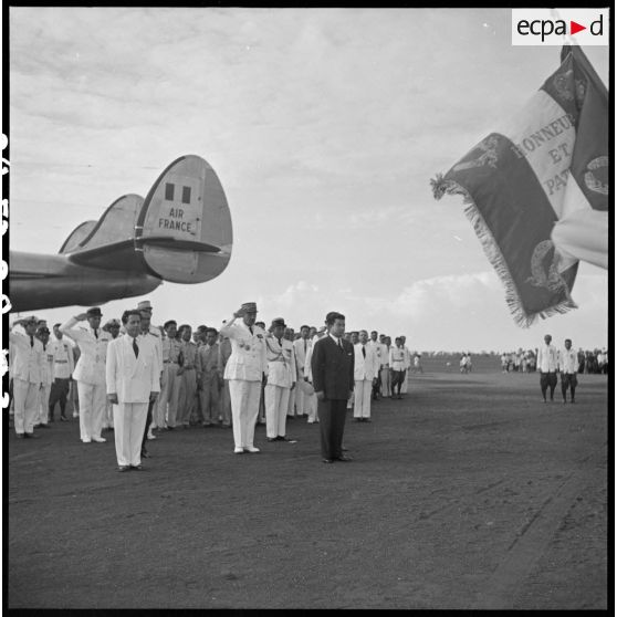 3 Les autorités dont M. Norodom Sihanouk, M. Risterucci et le général Girot de Langlade rendent les honneurs au drapeau. [description provisoire]