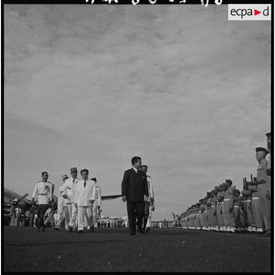 4 Revue des troupes par les autorités dont M. Norodom Sihanouk, M. Risterucci et le général Girot de Langlade. [description provisoire]