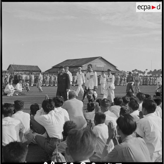 5 Les autorités civiles et militaires dont M. Norodom Sihanouk, roi du Cambodge, passent parmi la foule. [description provisoire]