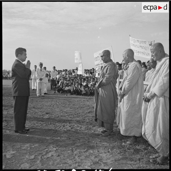 6 Le roi du Cambodge, M. Norodom Sihanouk, saluent les autorité bouddhistes. [description provisoire]