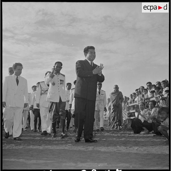 7 Les autorités dont le roi du Cambodge, M. Risterucci et M. Penn Nouth s'avancent parmi la foule. [description provisoire]