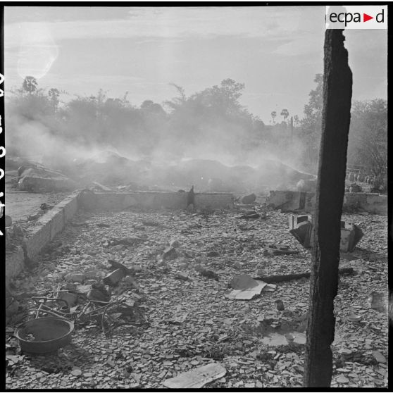 1 à 7 Champs de ruines et maisons dévastées après le passage des (KI Khmers Issaraks). [description provisoire]