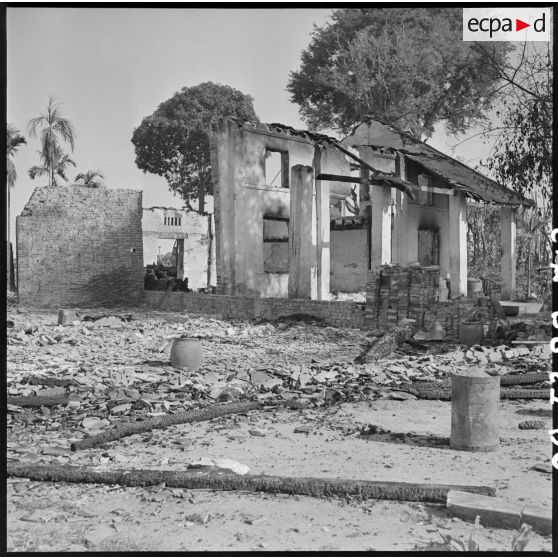 Là s'élevaient de belles maisons en pierre. Elles ont été détruites par les KI (Khmers Issaraks). [description provisoire]