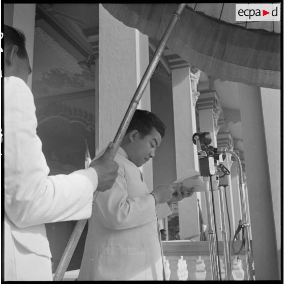 1 Discours du roi du Cambodge, M. Norodom Sihanouk, vu de profil. [description provisoire]