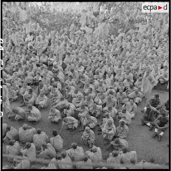 2 Les bonzes, assemblés à l'intérieur du palais, écoutent le discours de M. Norodom Sihanouk, roi du Cambodge. [description provisoire]
