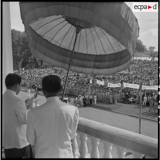 3 Plan rapproché sur M. Norodom Sihanouk prononçant son discours devant la foule assemblée, vue en plongée. [description provisoire]