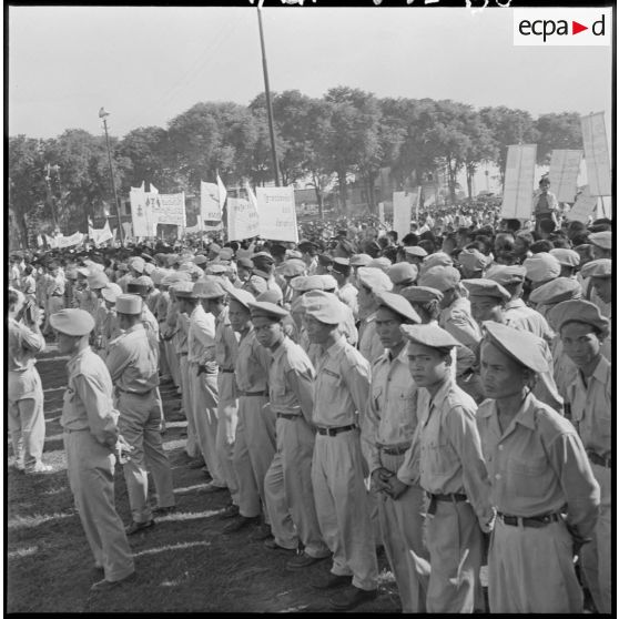 4 à 8 La foule écoutant le discours de du roi du Cambodge, M. Norodom Sihanouk. [description provisoire]
