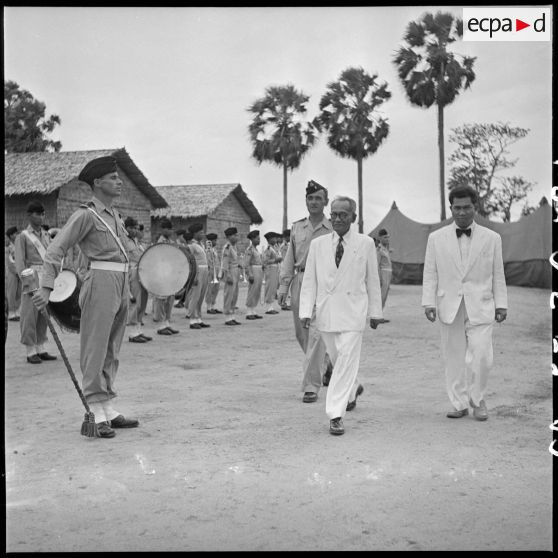1 Arrivée de M. Chan Nak, de M. Nginh Nhippa et du chef de bataillon Bichot, commandant le BSPP, au camp de Pochentong. [description provisoire]