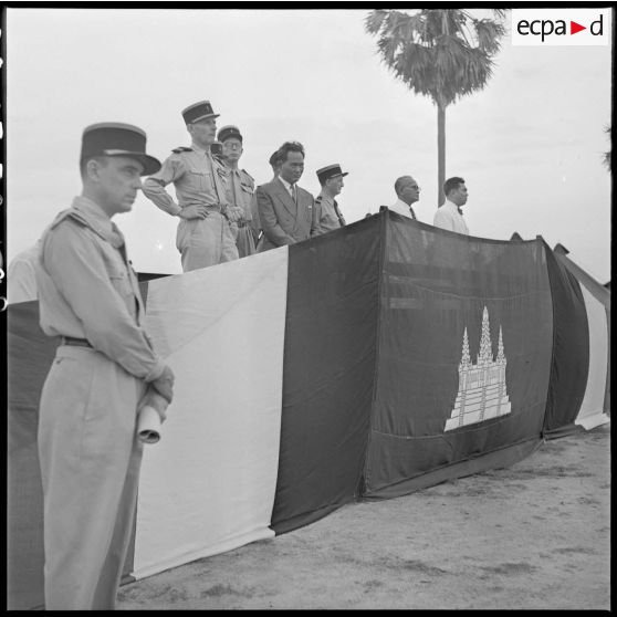 2 La tribune officielle où se tiennent M. Nginh Nhippa (à droite), M. Chan Nak et des autorités militaires. [description provisoire]