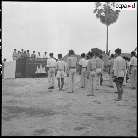 3 à 4 Les PIM (Prisonniers et Internés Militaires) rassemblés devant la  tribune officielle. [description provisoire]