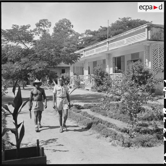 1 Le PC (Poste de Commandement) devant lequel passent 2 tirailleurs de la 6e compagnie du 2/6e RIC. [description provisoire]