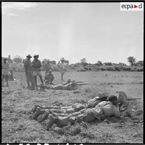 10 Champ de tir aménagé dans la rizière. [description provisoire]