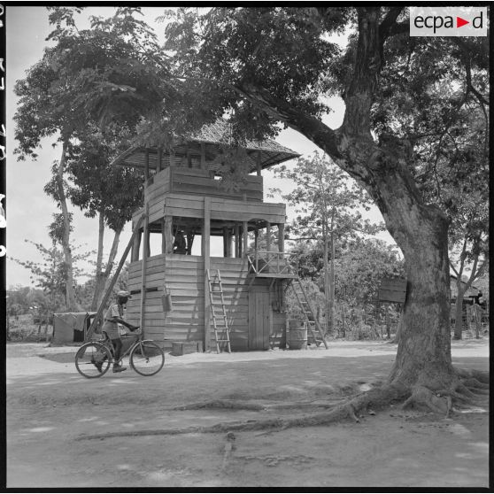 2 Une des tours de Kompong Luong. [description provisoire]