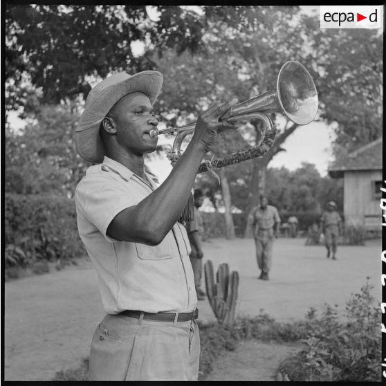 4 à 5 Portraits de 2 tirailleurs très vraisemblablement de la 6e compagnie du 2/6e RIC. [description provisoire]