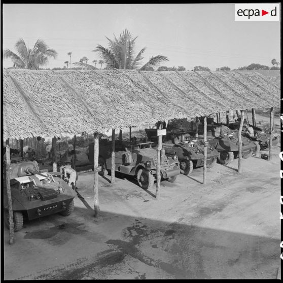 1 Plan d'ensemble des véhicules d'un peloton du 1/5e RSM, stationnés sous un hangar, dans le cantonnement du 1/5e RSM. [description provisoire]