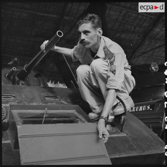 2 Vérification du matériel par le maréchal des logis chef Pierre Robin, adjoint au chef depeloton. [description provisoire]