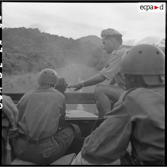 8 Un tireur tire sur une mitrailleuse Reibel M31 de 7,5 mm. [description provisoire]