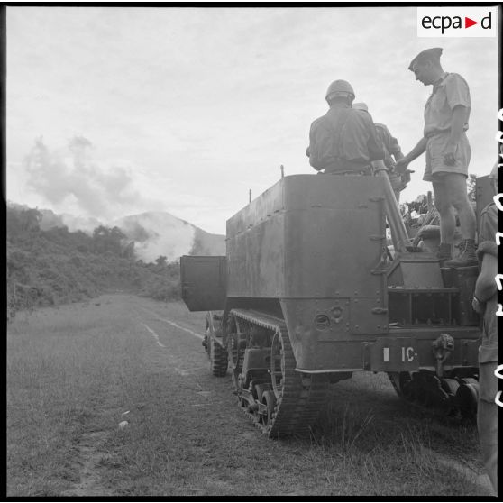 9 Tir au mortier à obus fumigène monté sur un halftrack M2A1F (?). [description provisoire]