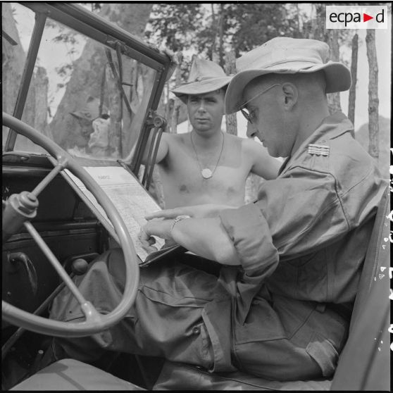 1 Le commandant Bazin, commandant le 5e BCC (5e Bataillon de Chasseurs Cambodgiens), étudie la carte. [description provisoire]