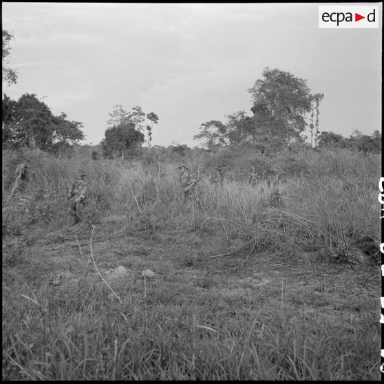 3 Progression des parachutistes  de la 2e compagnie du Bataillon parachutiste de l'ARK dans la brousse. [description provisoire]