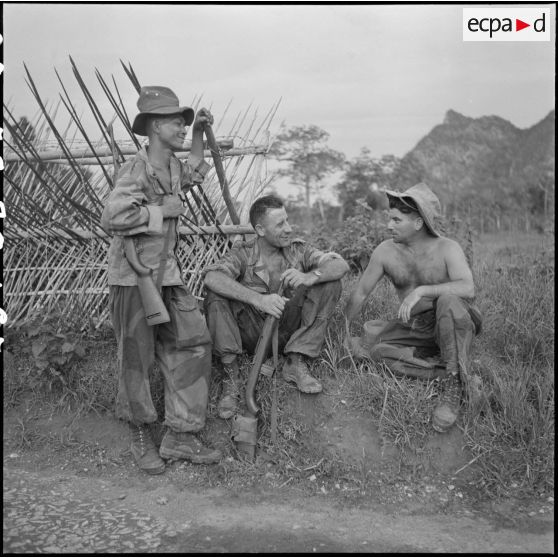 5  Le lieutenant Lefranc (au centre) s'entretient avec le sergent Gourmelin (à droite) ; à gauche, un autre militaire. [description provisoire]