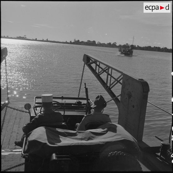 1 Traversée du Mékong au bac de Néak Luong pour un véhicule. [description provisoire]