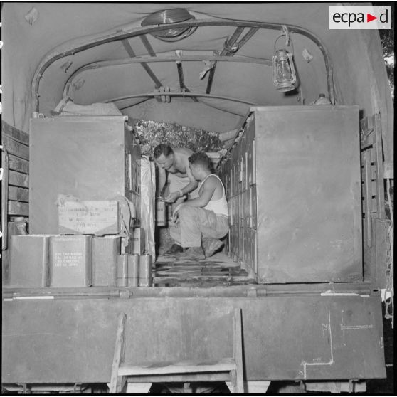 10 Deux militaires dans le camion du "magasin des accessoires". [description provisoire]