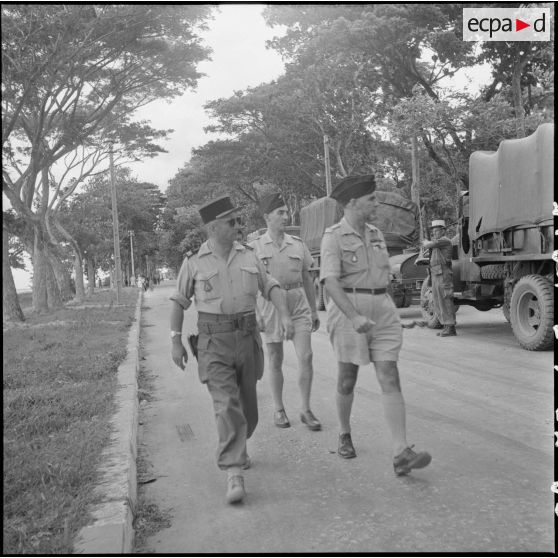 15 La 1ère CMRLE passée en revue par le capitaine Bretegnier, le capitaine Roehrich et le capitaine Noël. [description provisoire]