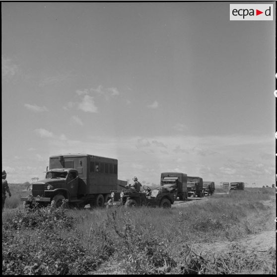 2 à 3 Convoi de camions sur la route de Prey Veng. [description provisoire]