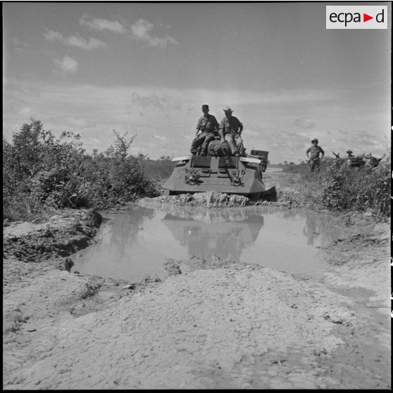 6 Automitrailleuse LAC (Light Armoured Car) M8 sur le point de franchir une dérivation inondée par les pluies. [description provisoire]