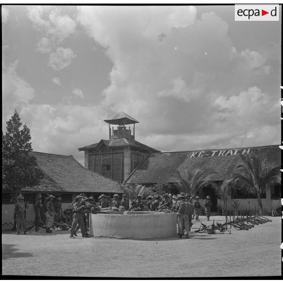 1 Préparatifs de départ au poste de Kompong Trach : les troupes et le matériel sont rassemblés dans la cour du poste. [description provisoire]