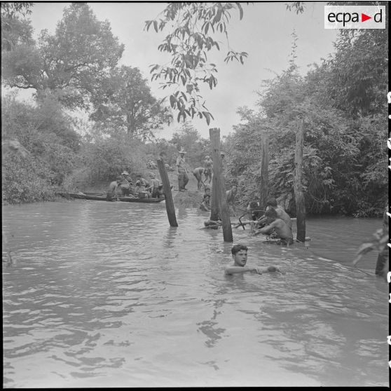 13 Des soldats de la 11e compagnie du 3/RMC (3e bataillon du Régiment Mixte du Cambodge) construisent un pont de singe. [description provisoire]