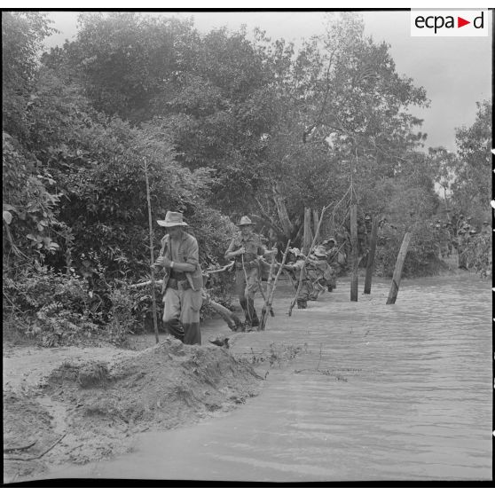 14 Des soldats de la 11e compagnie du 3/RMC utilisent le pont de singe qui vient d'être mis en place. [description provisoire]