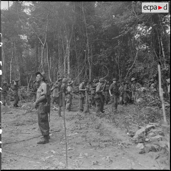 15 Les soldats de la 11e compagnie du 3/RMC (3e bataillon du Régiment Mixte du Cambodge) font la halte dans la forêt. [description provisoire]